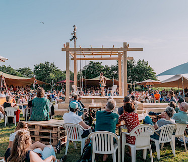 Bijzondere zomeruitjes met Veenfabriek: muziektheater, theaterdiners en locatietheater op unieke plekken, van Oerol tot Drenthe.